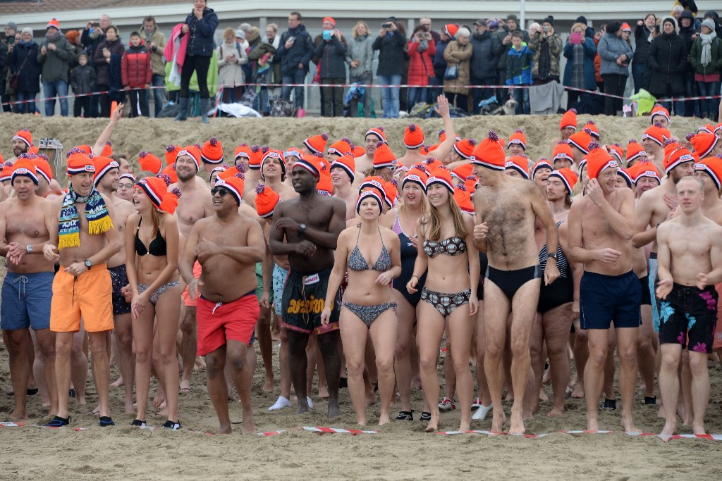 ../Images/Nieuwjaarsduik Noordwijk 2020 034.jpg